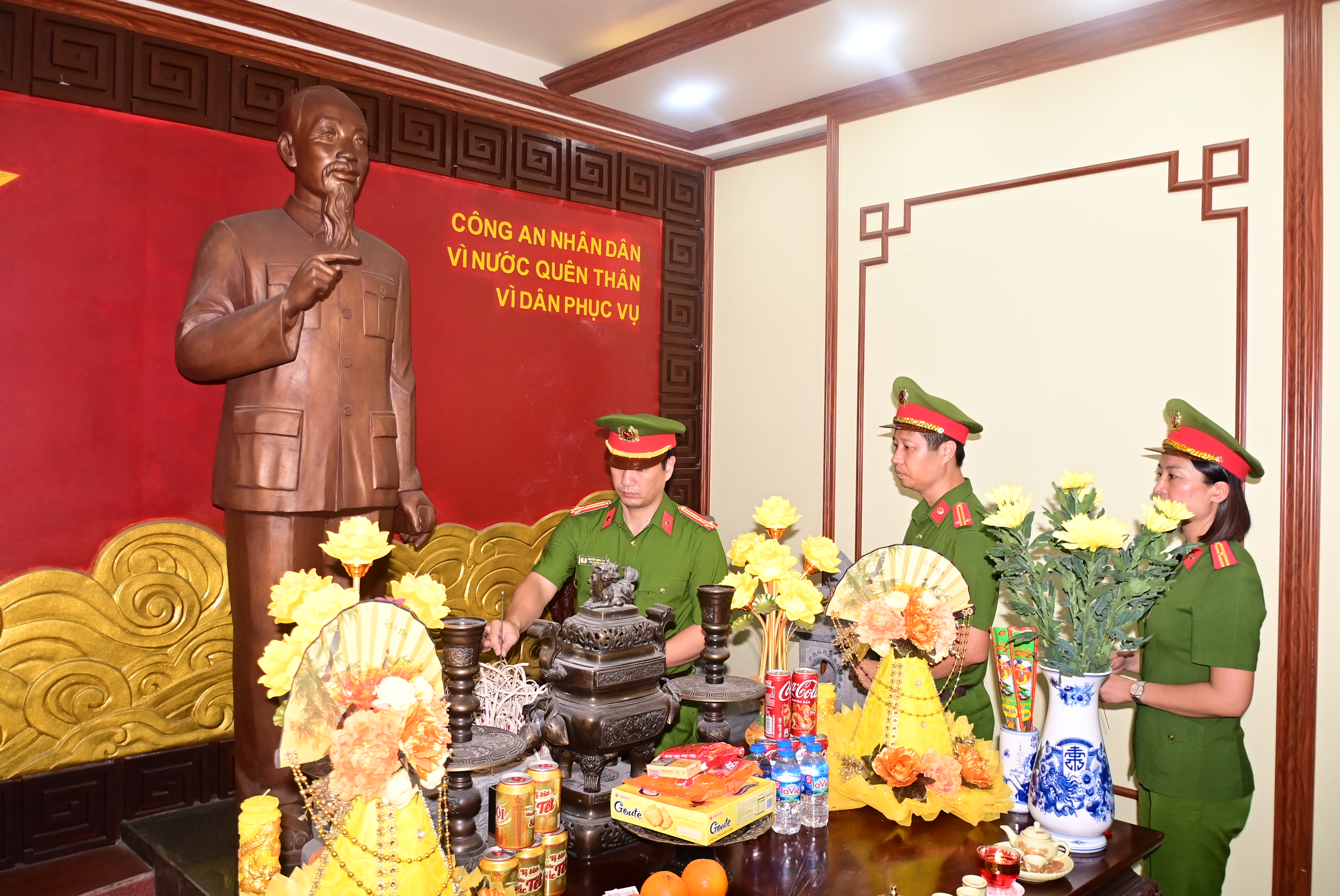 Khối Cảnh sát nhân dân: Dâng hương Bác Hồ và thăm Phòng truyền thống Công an thành phố